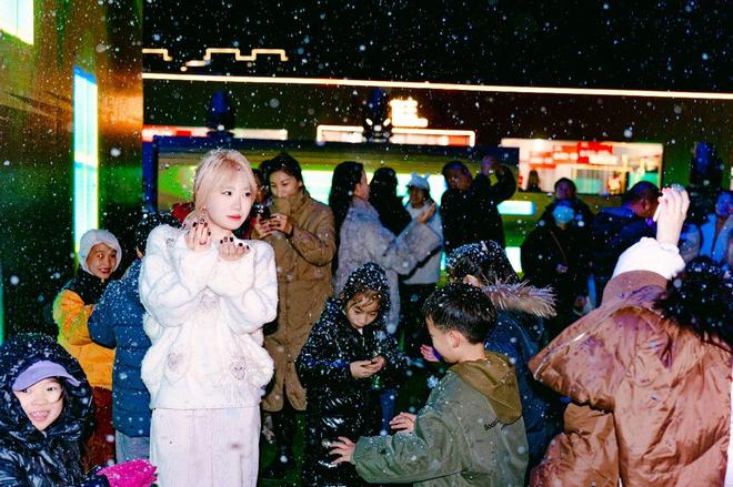 平光影迷宫——小雪节气浪漫飘雪视听盛宴引爆冬季热潮冰球突破璀璨光影点亮冬日夜空太原奥莱打造三晋首个千(图5) 平光影迷宫——小雪节气浪漫飘雪视听盛宴引爆冬季热潮冰球突破璀璨光影点亮冬日夜空太原奥莱打造三晋首个千(图5)