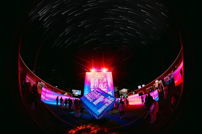 平光影迷宫——小雪节气浪漫飘雪视听盛宴引爆冬季热潮冰球突破璀璨光影点亮冬日夜空太原奥莱打造三晋首个千(图2) 平光影迷宫——小雪节气浪漫飘雪视听盛宴引爆冬季热潮冰球突破璀璨光影点亮冬日夜空太原奥莱打造三晋首个千(图2)