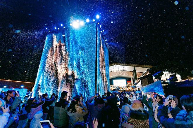 平光影迷宫——小雪节气浪漫飘雪视听盛宴引爆冬季热潮冰球突破璀璨光影点亮冬日夜空太原奥莱打造三晋首个千(图4) 平光影迷宫——小雪节气浪漫飘雪视听盛宴引爆冬季热潮冰球突破璀璨光影点亮冬日夜空太原奥莱打造三晋首个千(图4)