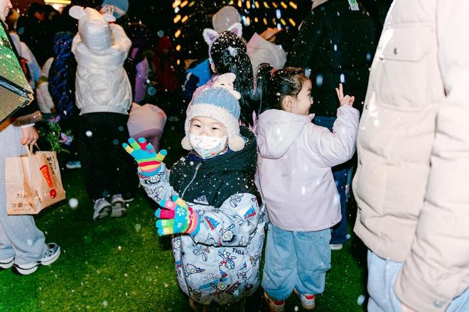 平光影迷宫——小雪节气浪漫飘雪视听盛宴引爆冬季热潮冰球突破璀璨光影点亮冬日夜空太原奥莱打造三晋首个千(图6) 平光影迷宫——小雪节气浪漫飘雪视听盛宴引爆冬季热潮冰球突破璀璨光影点亮冬日夜空太原奥莱打造三晋首个千(图6)