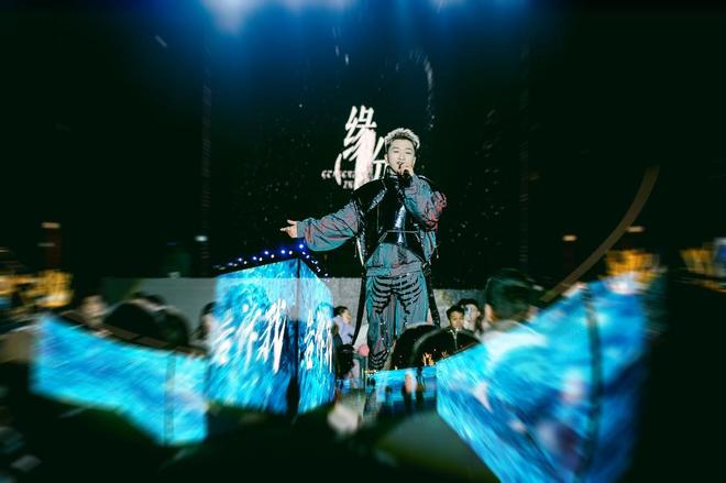 平光影迷宫——小雪节气浪漫飘雪视听盛宴引爆冬季热潮冰球突破璀璨光影点亮冬日夜空太原奥莱打造三晋首个千(图3) 平光影迷宫——小雪节气浪漫飘雪视听盛宴引爆冬季热潮冰球突破璀璨光影点亮冬日夜空太原奥莱打造三晋首个千(图3)