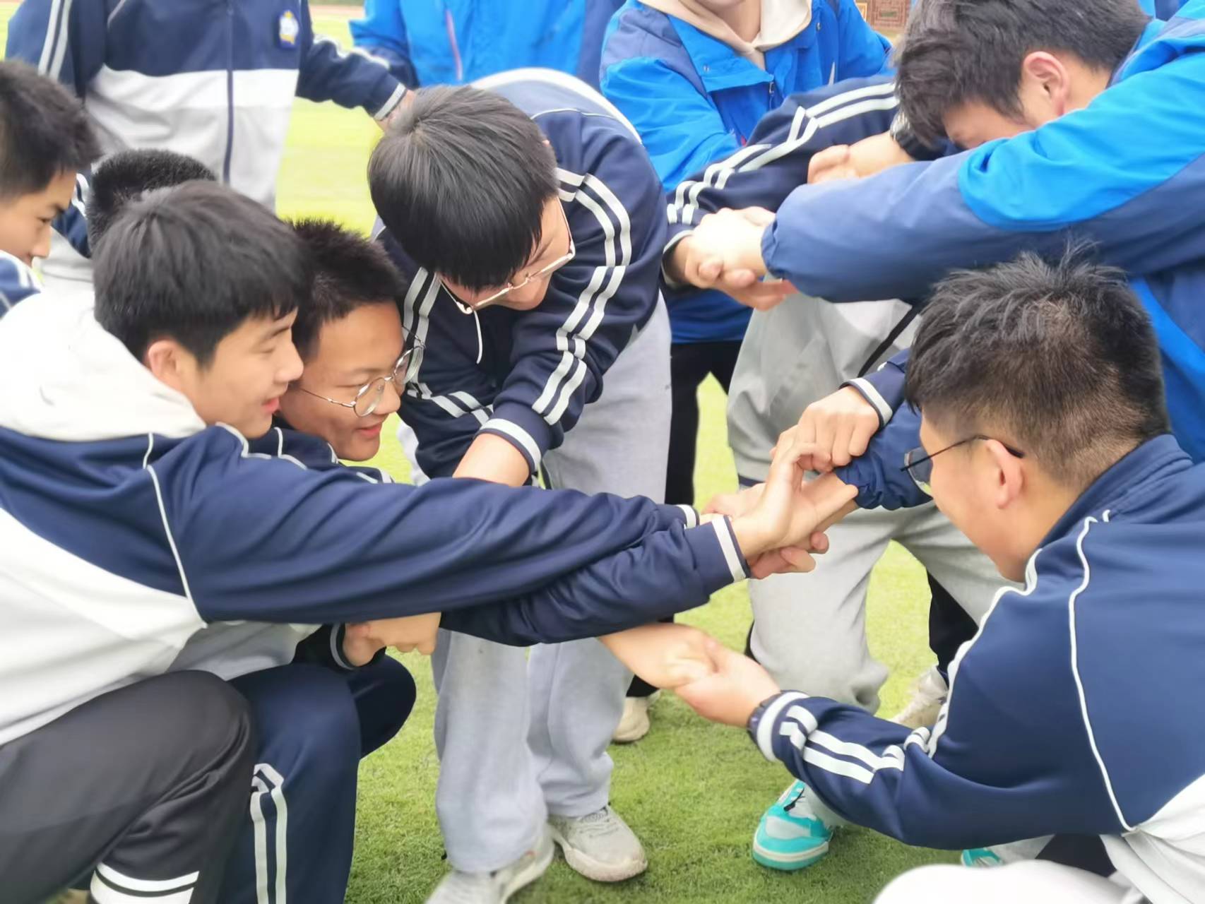 开设户外团体心理课冰球突破海头高中：