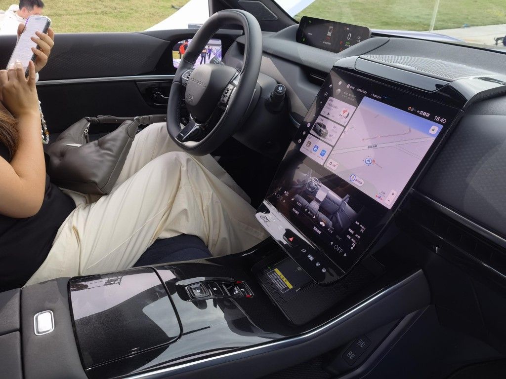 广汽本田P7劲爆价1999万元起冰球突破豪华版那么豪华那么美！(图6)